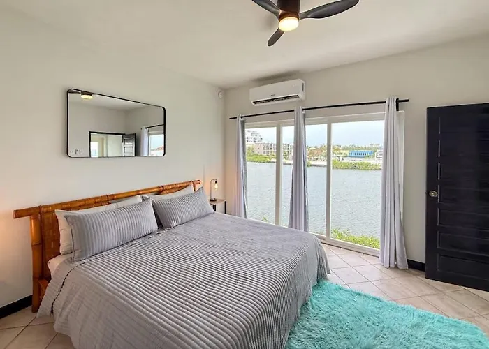 18 At Maralaguna * San Pedro (Ambergris Caye)